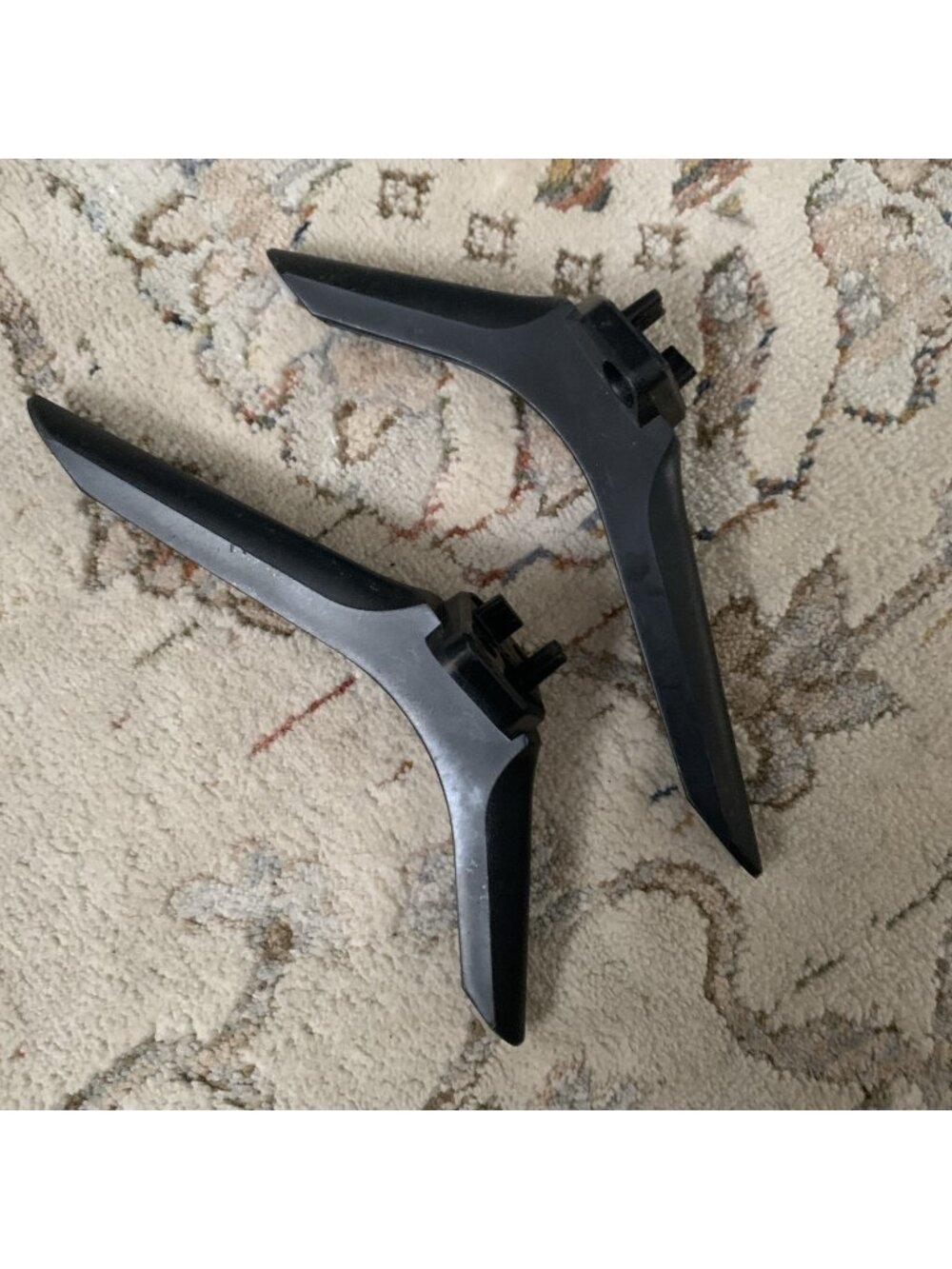 Hisense TV Legs 1779 L 1780 R 32A3100G 32A3100 32E4F 43E4F 43A6500 No Screws